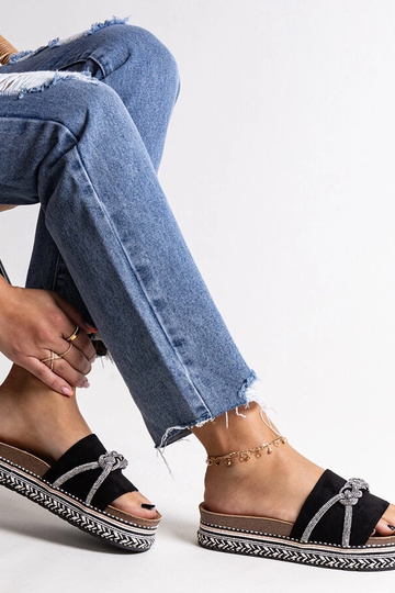Schwarze Flip-Flops verziert mit Kamilian Zirkonen