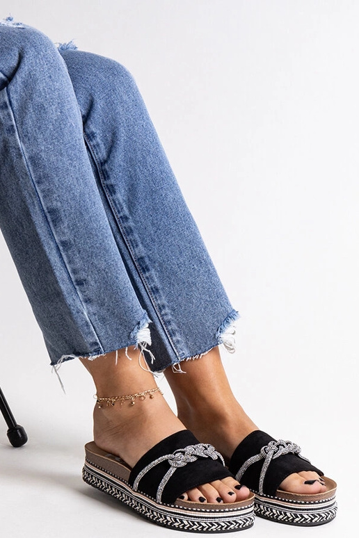 Schwarze Flip-Flops verziert mit...