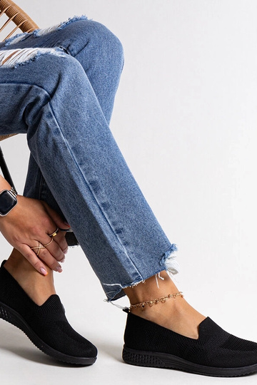 Schwarze Slip-On-Sneakers...