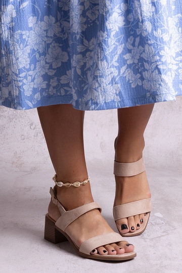 Beige Blockabsatzsandalen...