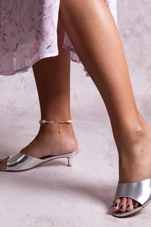 Silberne Pantoletten mit niedrigem...