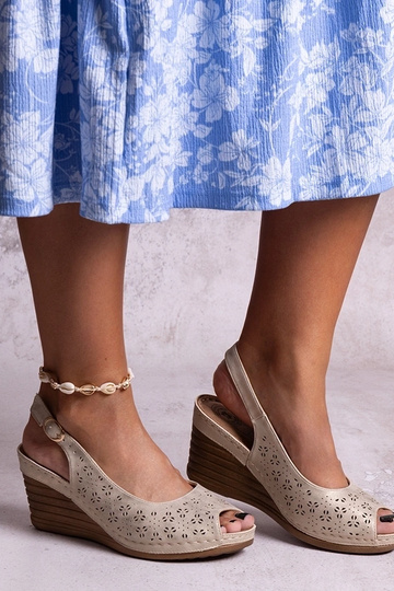 Beige Keilsandalen Sakna