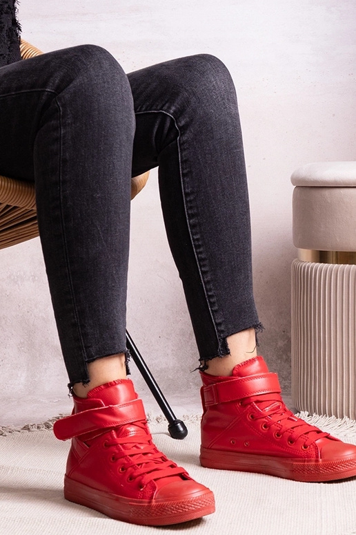 Rote hohe Sneakers aus Kunstleder...