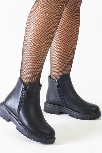 Schwarze Stiefeletten mit dekorativem Anhänger auf dem Melane Ökoleder-Plateau