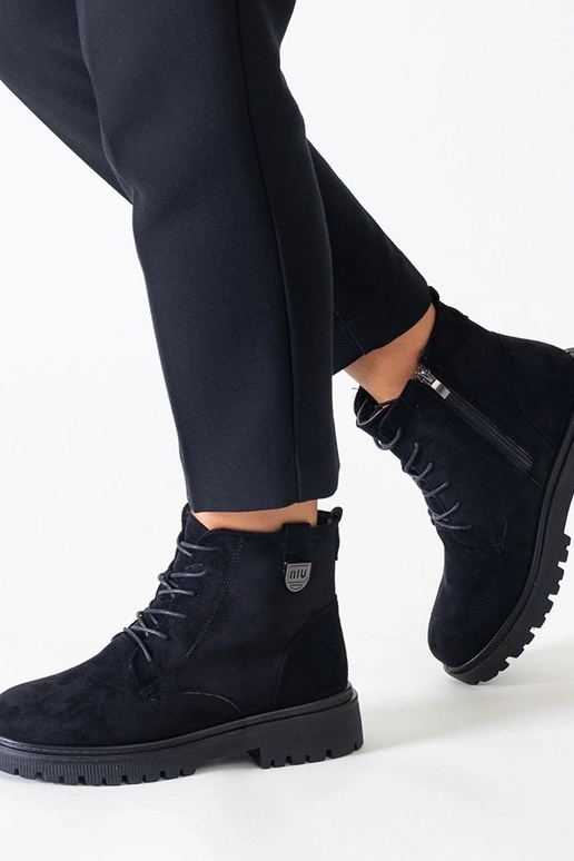 Schwarze Arbeitsstiefel aus... Schwarze Arbeitsstiefel aus...
