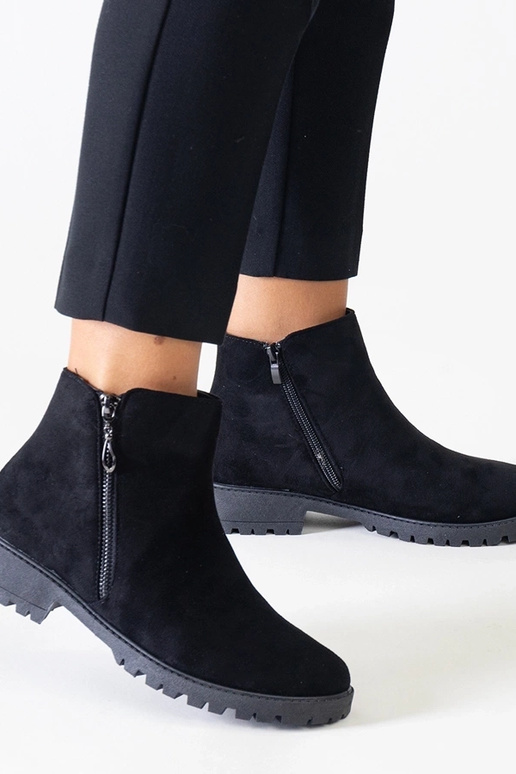 Schwarze Schuhe mit metallischen... Schwarze Schuhe mit metallischen...