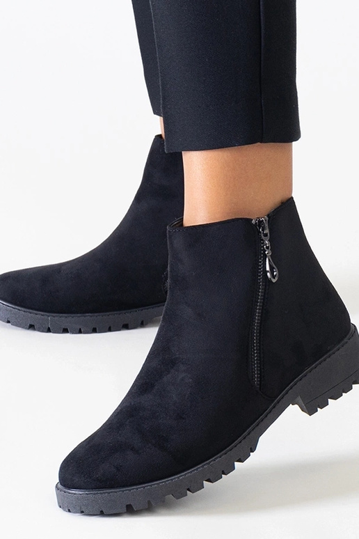 Schwarze Schuhe mit metallischen... Schwarze Schuhe mit metallischen...