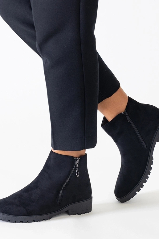 Schwarze Schuhe mit metallischen... Schwarze Schuhe mit metallischen...