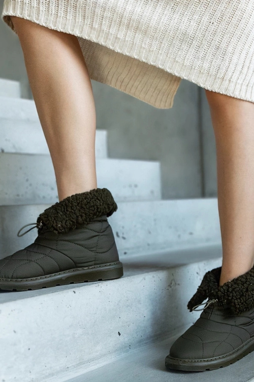 Grüne isolierte Schneestiefel mit...