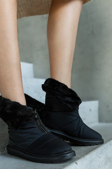 Schwarze gefütterte...