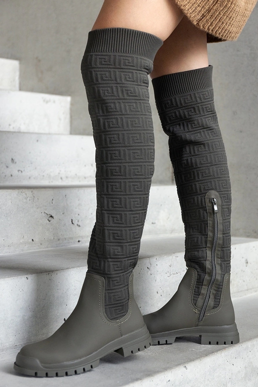 Grüne Stiefel aus mattem Stoff...