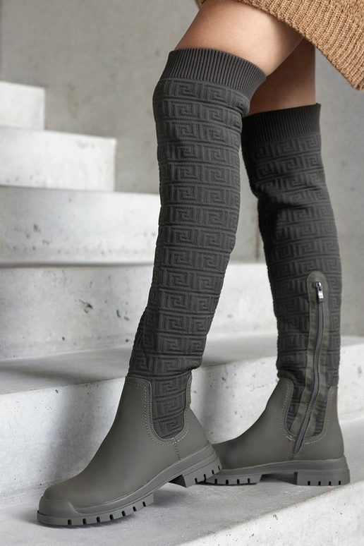 Grüne Stiefel aus mattem Stoff...