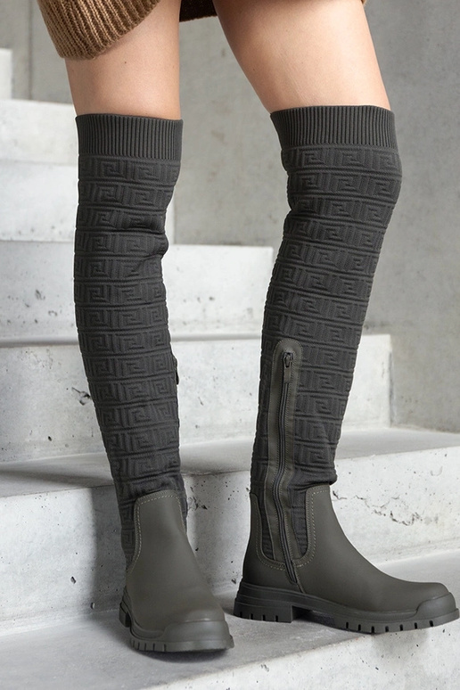 Grüne Stiefel aus mattem Stoff...