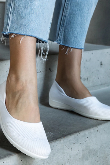 Weiße Ballerinas aus Stoff...