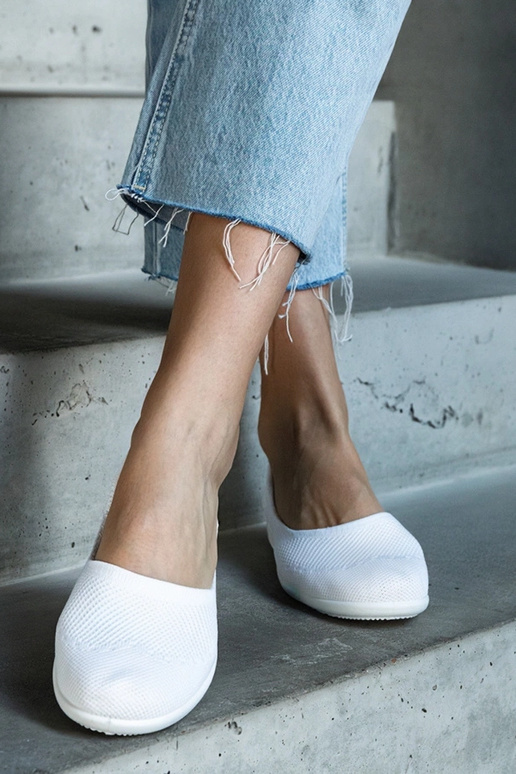 Weiße Ballerinas aus Stoff von... Weiße Ballerinas aus Stoff von...