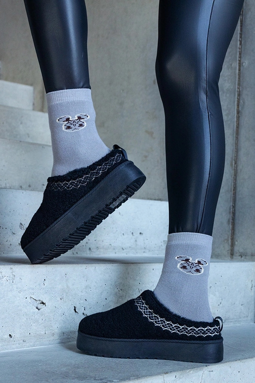 Schwarze Schneestiefel auf Plateau...