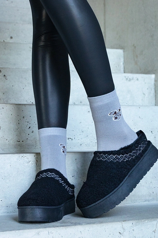 Schwarze Schneestiefel auf Plateau...