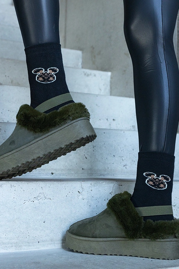 Grüne Pantoffeln auf der...