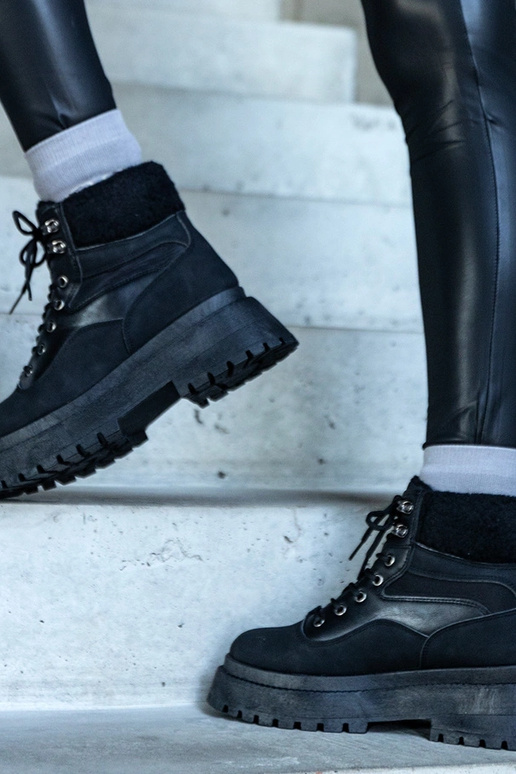 Schwarze Wanderstiefel mit dicker...