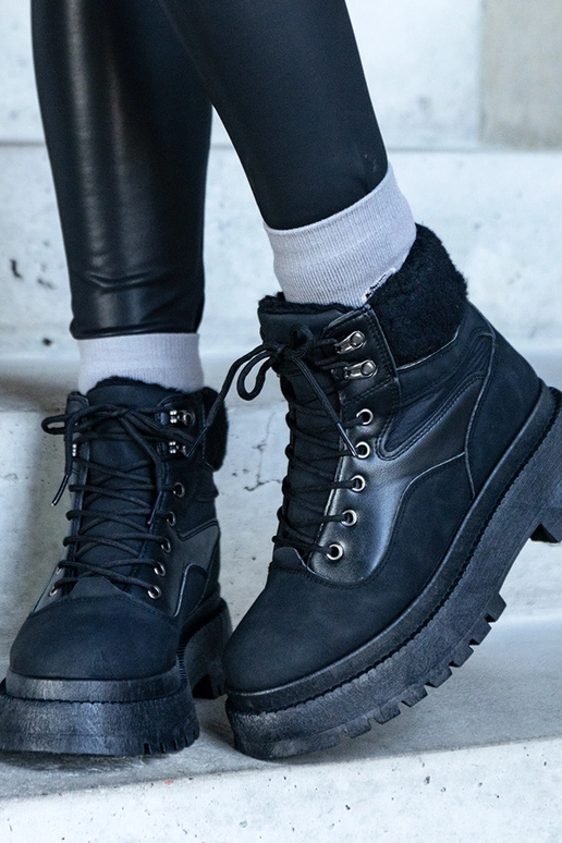 Schwarze Wanderstiefel mit dicker...