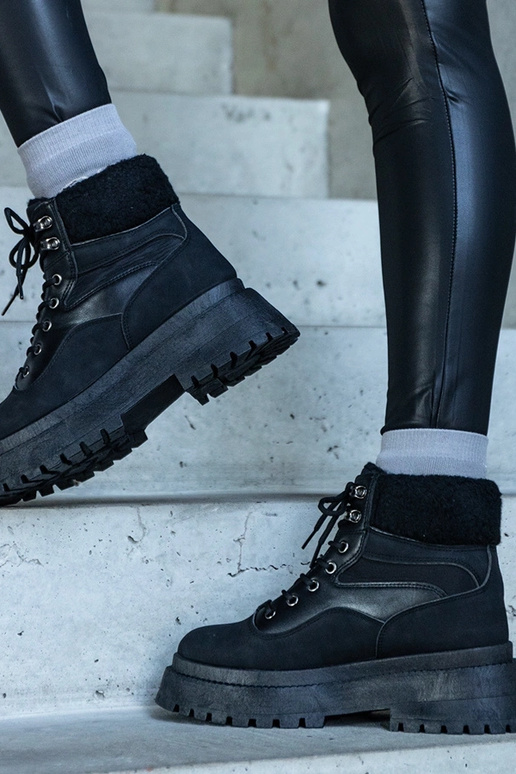 Schwarze Wanderstiefel mit dicker...