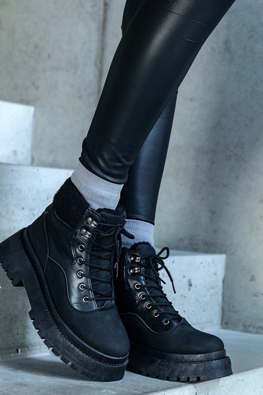 Schwarze Wanderstiefel mit dicker...