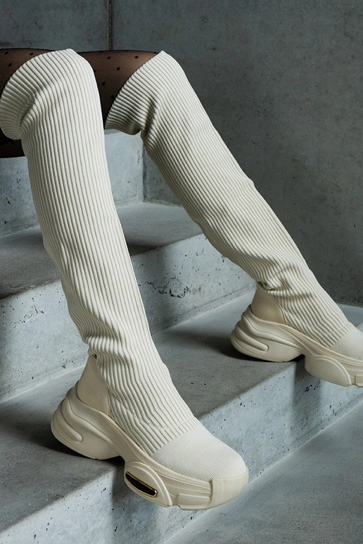 Beige Schlupfstiefel mit elastischem...