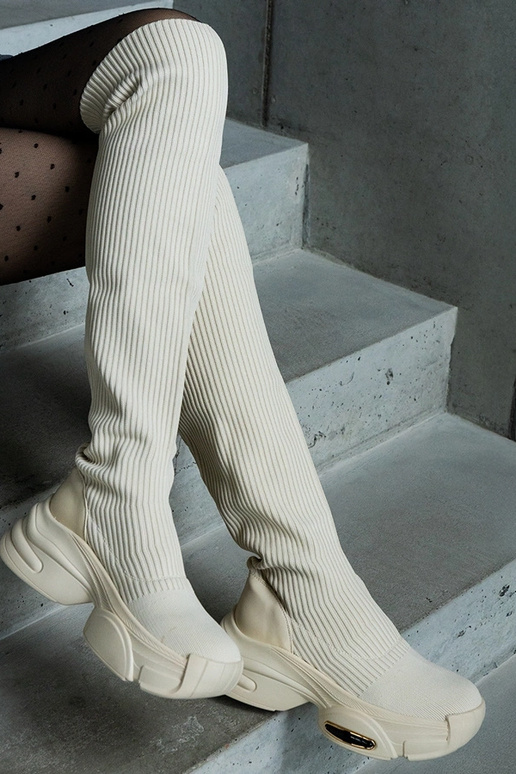 Beige Schlupfstiefel mit elastischem...