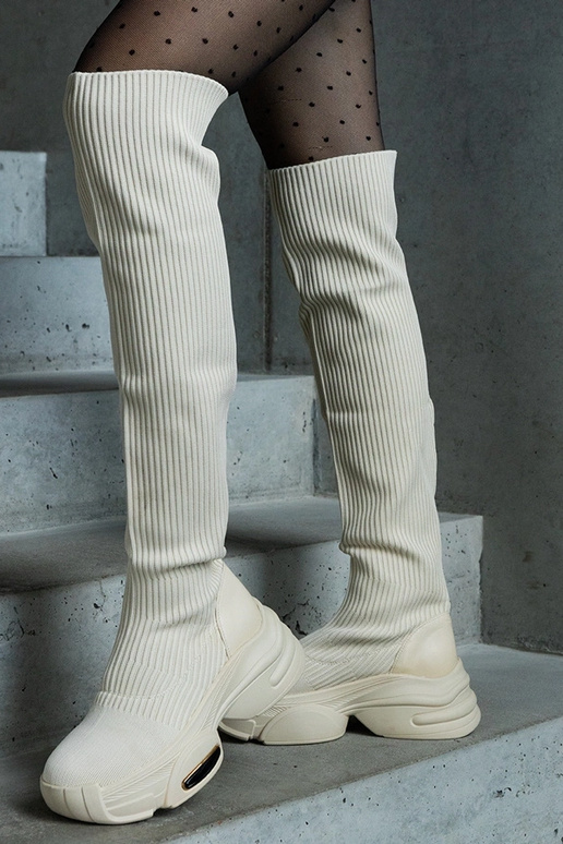 Beige Schlupfstiefel mit elastischem...