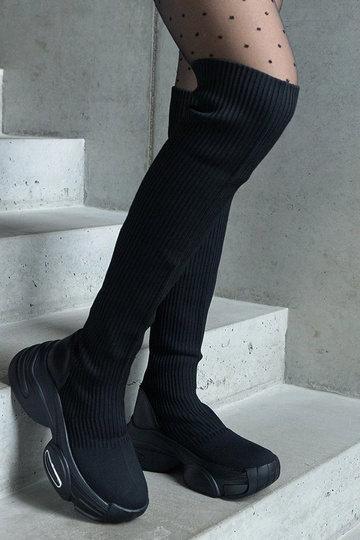 Schwarze Slip-On-Stiefel mit elastischem Schaft auf massiver Sohle Lokira 2