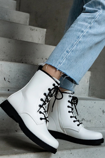 Weiße isolierte Stiefel... 2