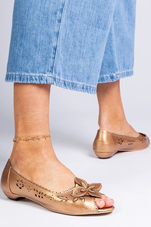 Goldene durchbrochene Ballerinas mit... Goldene durchbrochene Ballerinas mit...