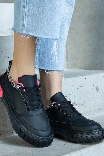 Schwarze Sneaker mit Kette Thilda