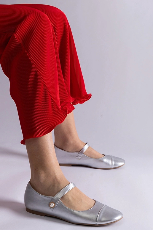 Silberne Ballerinas mit Lackspitze... Silberne Ballerinas mit Lackspitze...