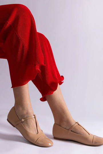 Beige Lackleder-Ballerinas...