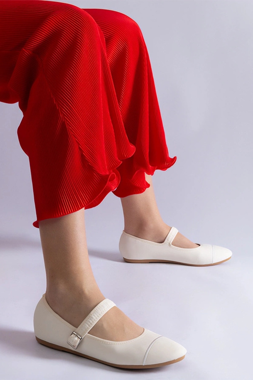 Weiße Ballerinas mit mattem Finish...