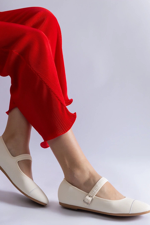 Weiße Ballerinas mit mattem Finish...