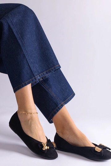Schwarze Ballerinas mit Schleife und Esdras-Brosche verziert