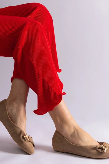 Braune Ballerinas mit Schleife und Esdras-Brosche verziert