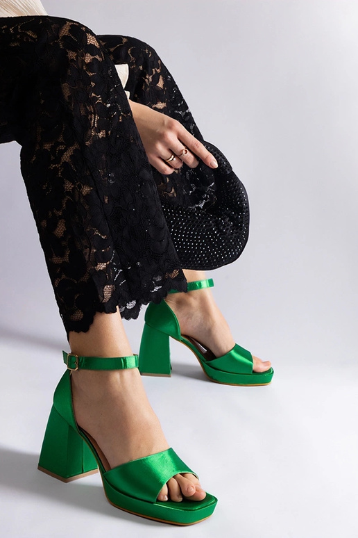 Grüne Satin-Sandalen mit dickem...