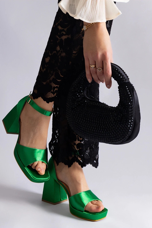 Grüne Satin-Sandalen mit dickem...