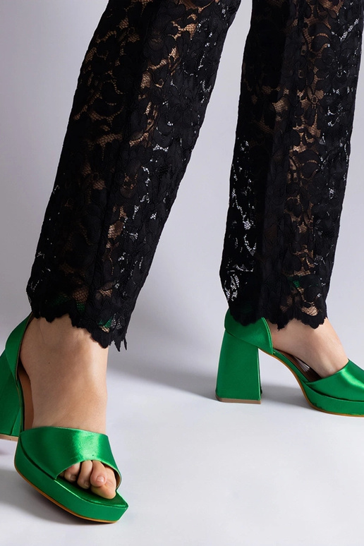 Grüne Satin-Sandalen mit dickem...
