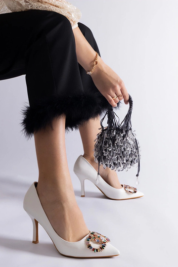 Weiße High Heels verziert...