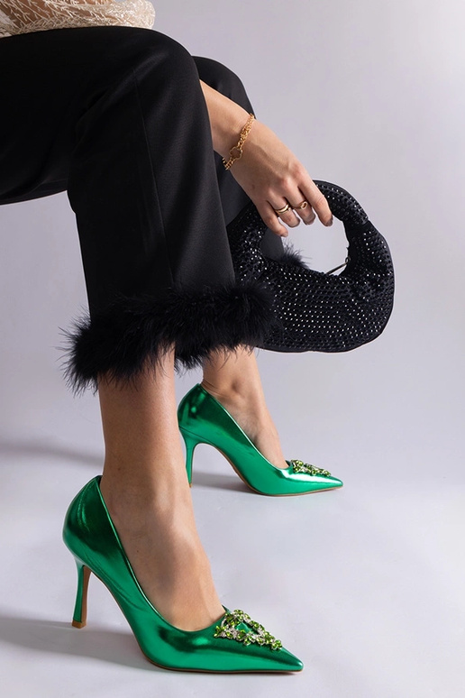 Grüne Stilettos aus Lackleder...