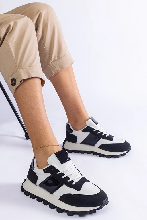 Schwarze Sneaker mit sichtbarem...