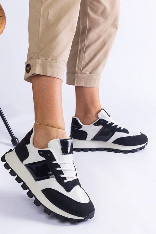 Schwarze Sneaker mit sichtbarem...