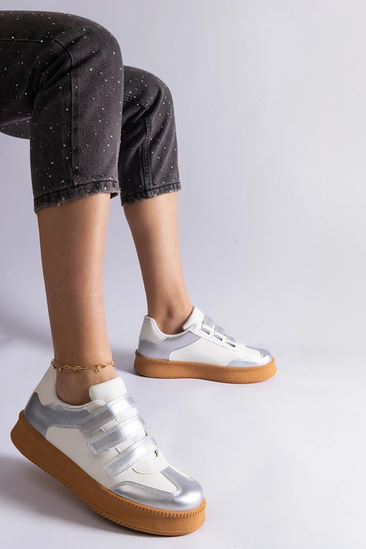 Silberne Sneakers mit Klettverschluss...