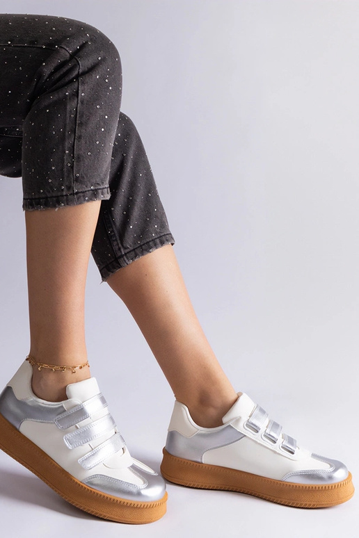 Silberne Sneakers mit Klettverschluss...