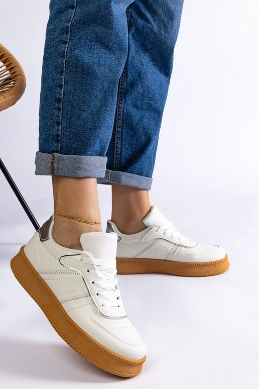 Weiße Schnürsneaker auf der... Weiße Schnürsneaker auf der...