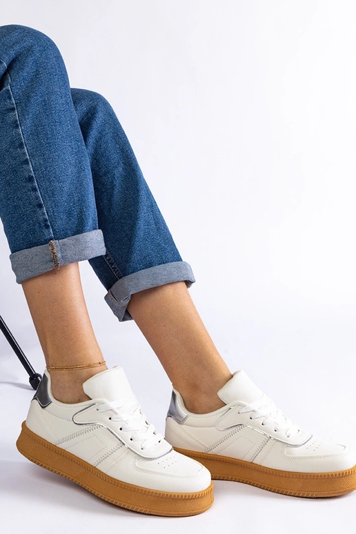 Weiße Schnürsneaker auf der... Weiße Schnürsneaker auf der...